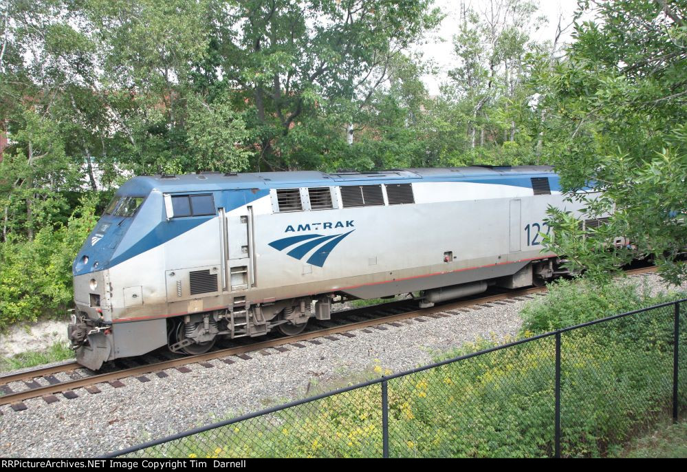 AMTK 122 on the rear of train 686